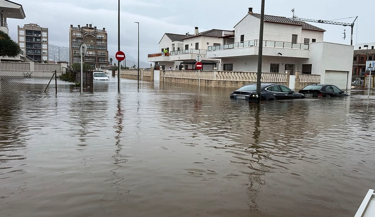 Inundaciones en la zona de la playa de Terranova en la localidad de Oliva este lunes
