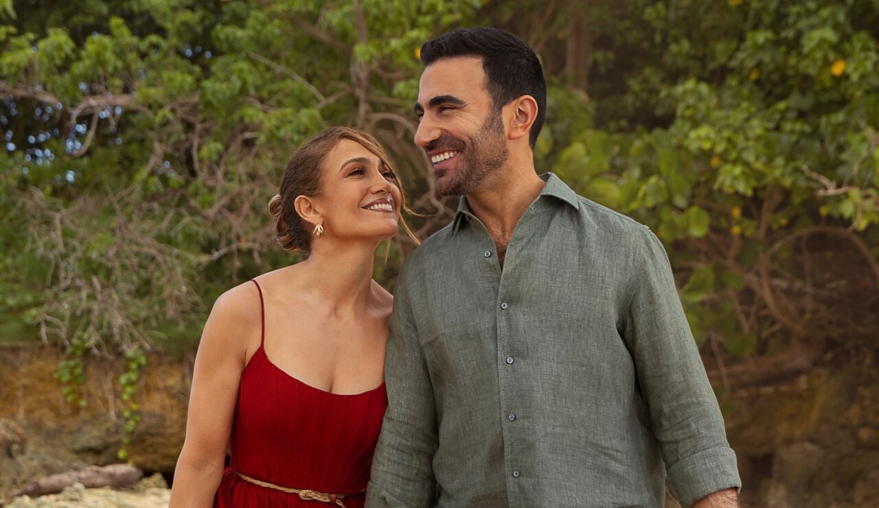 Jennifer Lopez y Brett Goldstein en Office Romance