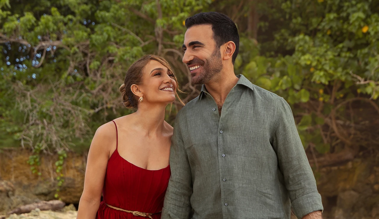 Jennifer Lopez y Brett Goldstein en Office Romance