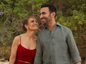 Jennifer Lopez y Brett Goldstein en Office Romance