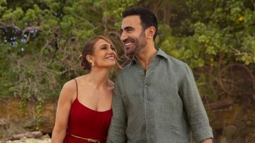 Jennifer Lopez y Brett Goldstein en Office Romance