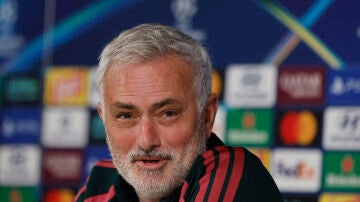 Jos&eacute; Mourinho en rueda de prensa antes del partido ante el Leipzig