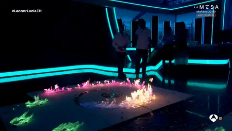 ¡Un camino de fuego en El Hormiguero!: Marron incendia el plató y lo llena de color ¡Un camino de fuego en El Hormiguero!: Marron incendia el plató y lo llena de color