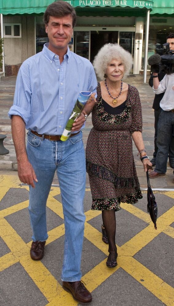 Cayetano Martínez de Irujo junto a su madre la duquesa de Alba, en 2009
