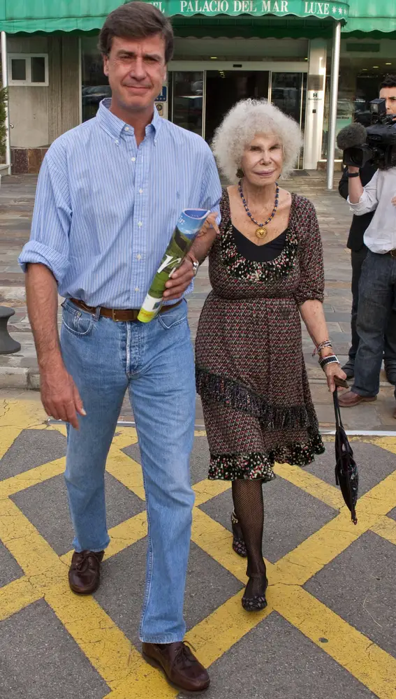 Cayetano Martínez de Irujo junto a su madre la duquesa de Alba, en 2009 Cayetano Martínez de Irujo junto a su madre la duquesa de Alba, en 2009