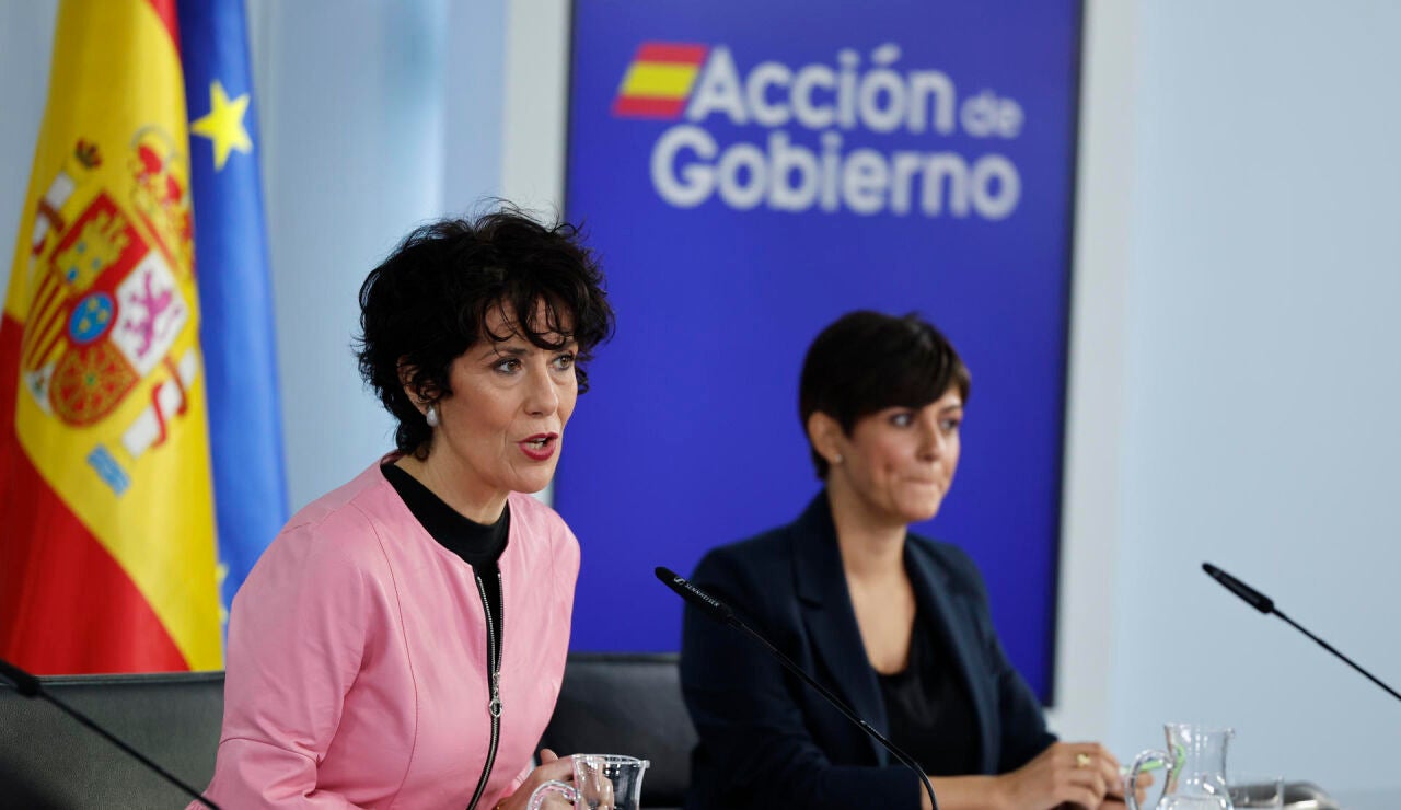 La ministra portavoz, Elma Saiz, y la ministra de Vivienda y Agenda Urbana, Isabel Rodr&iacute;guez