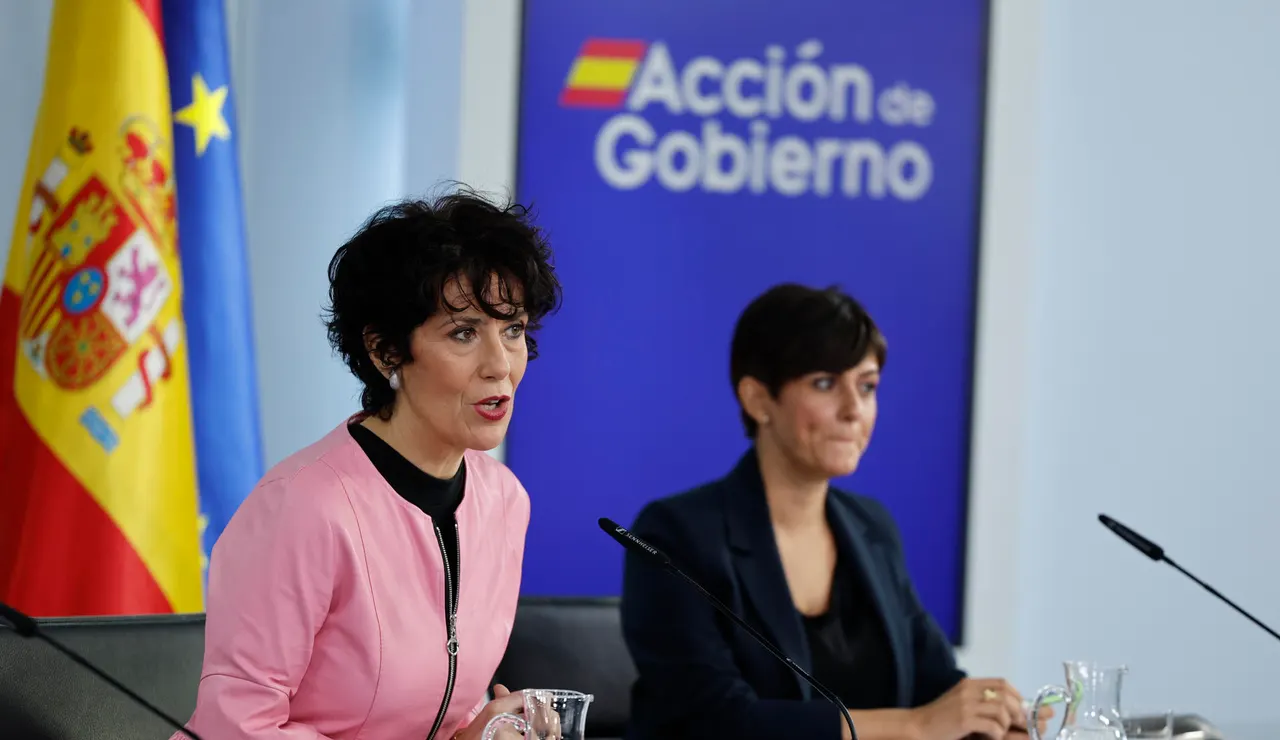 La ministra portavoz, Elma Saiz, y la ministra de Vivienda y Agenda Urbana, Isabel Rodríguez