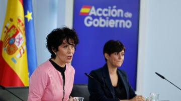La ministra portavoz, Elma Saiz, y la ministra de Vivienda y Agenda Urbana, Isabel Rodr&iacute;guez