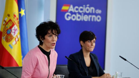 La ministra portavoz, Elma Saiz, y la ministra de Vivienda y Agenda Urbana, Isabel Rodr&iacute;guez