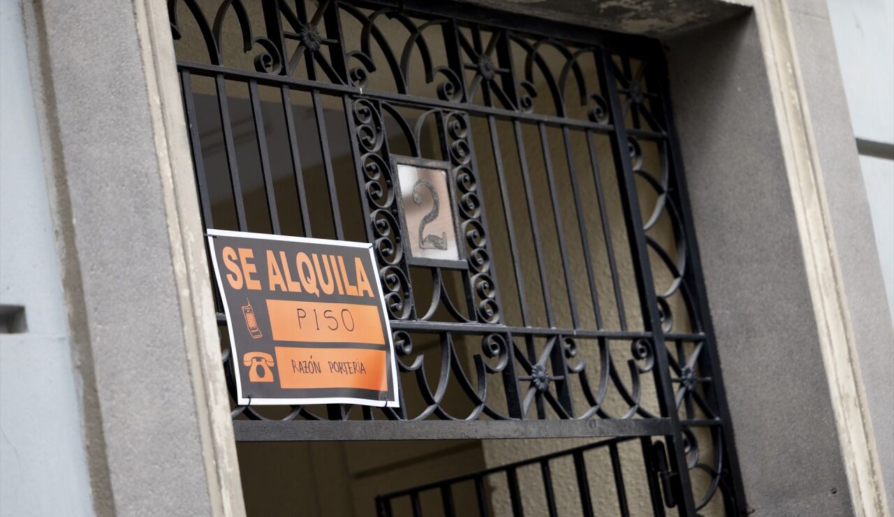 Cartel de alquiler de vivienda