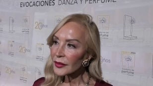 Carmen Lomana haciendo declaraciones a la prensa