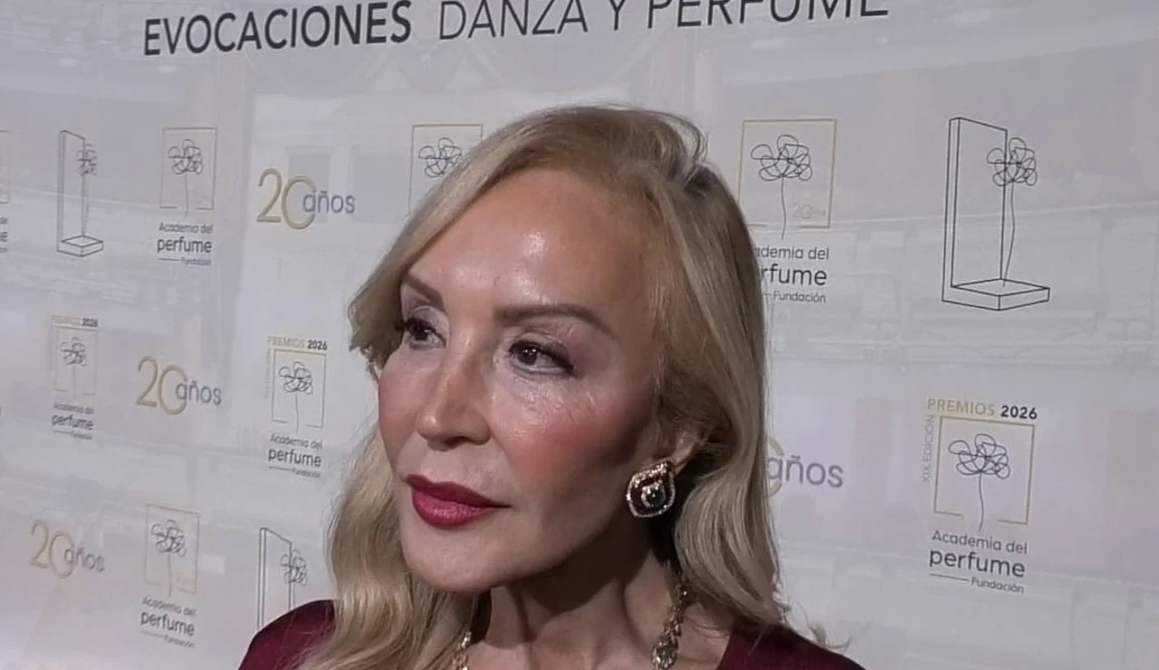 Carmen Lomana haciendo declaraciones a la prensa