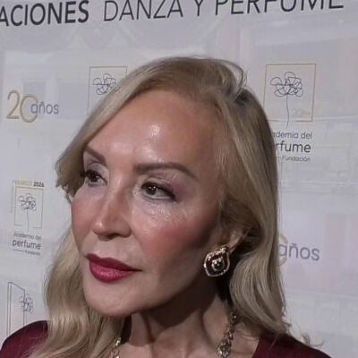 Carmen Lomana haciendo declaraciones a la prensa