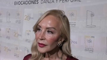 Carmen Lomana haciendo declaraciones a la prensa