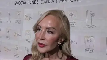 Carmen Lomana haciendo declaraciones a la prensa Carmen Lomana haciendo declaraciones a la prensa