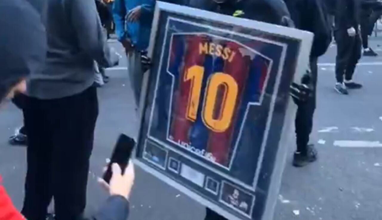 Roban una camiseta y un brazalete de Messi en Par&iacute;s