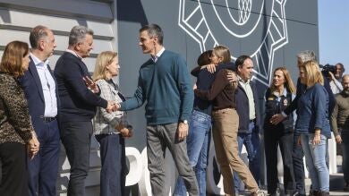Pedro Sánchez llega a Oliva entre gritos de 