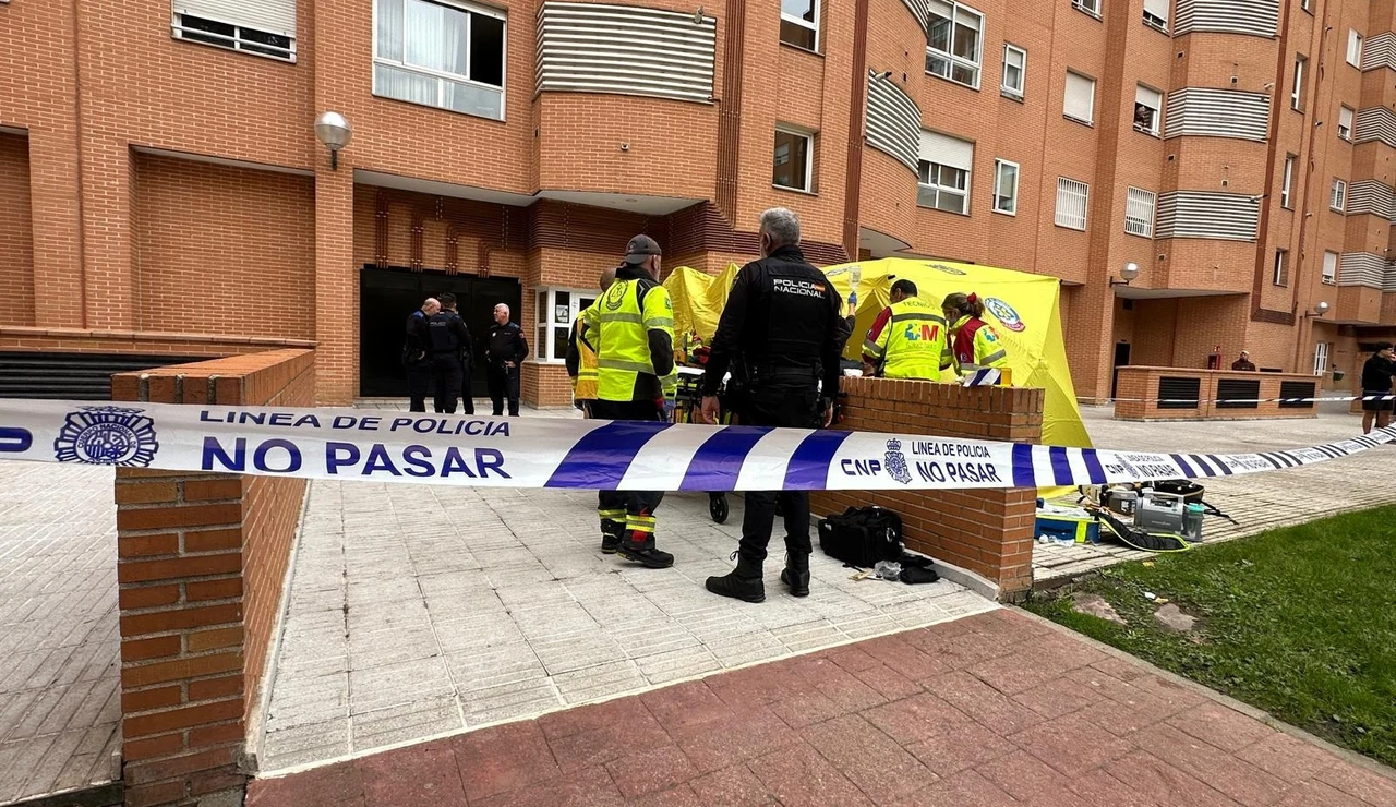Servicios sanitarios de emergencias atieneden a una mujer de 52 años que finalmente ha fallecido por heridas de arma blanca en Carabanchel