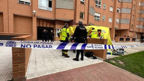 Servicios sanitarios de emergencias atieneden a una mujer de 52 a&ntilde;os que finalmente ha fallecido por heridas de arma blanca en Carabanchel