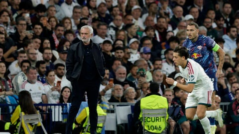 Arda G&uuml;ler se lleva un bal&oacute;n ante Raum