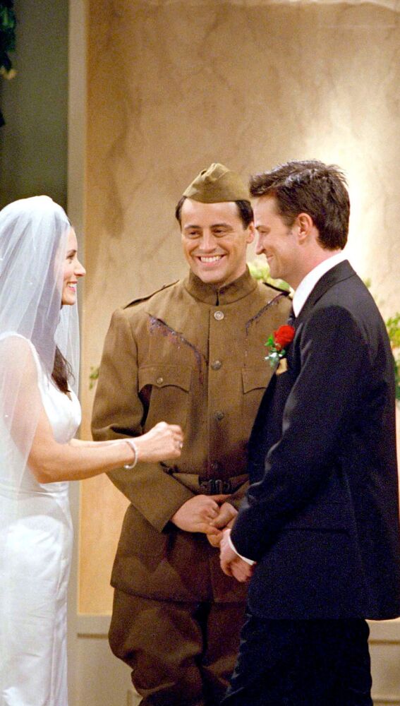 Joey en la boda de Chandler y Monica en Friends