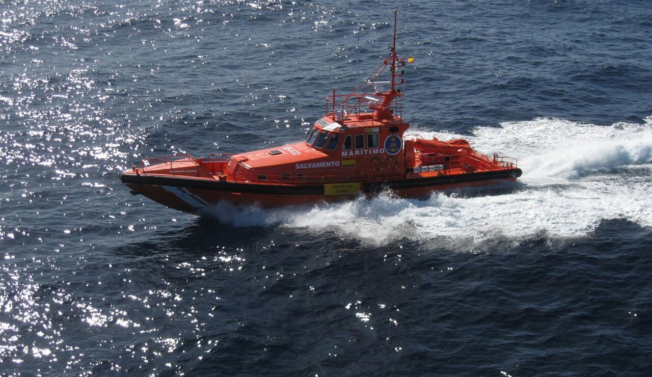 Salvamento Mar&iacute;timo acompa&ntilde;a hasta La Restinga a dos cayucos localizados este jueves pr&oacute;ximos a El Hierro