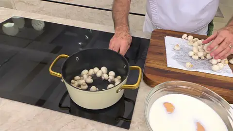 Sofríe los champiñones Sofríe los champiñones