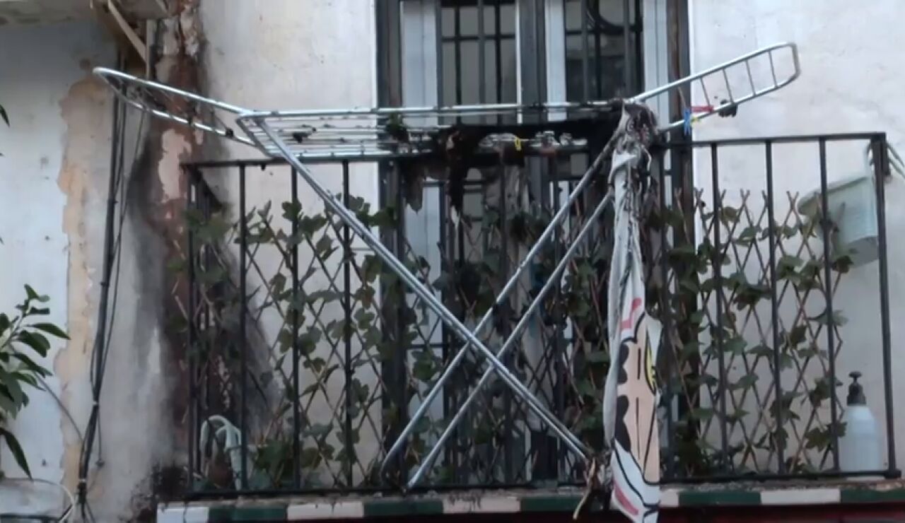 Un incendio en un edificio de Los Pajaritos, Sevilla, hace que dos personas se precipiten desde un tercer piso y varias queden atrapadas