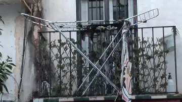 Un incendio en un edificio de Los Pajaritos, Sevilla, hace que dos personas se precipiten desde un tercer piso y varias queden atrapadas Un incendio en un edificio de Los Pajaritos, Sevilla, hace que dos personas se precipiten desde un tercer piso y varias queden atrapadas