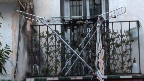 Un incendio en un edificio de Los Pajaritos, Sevilla, hace que dos personas se precipiten desde un tercer piso y varias queden atrapadas