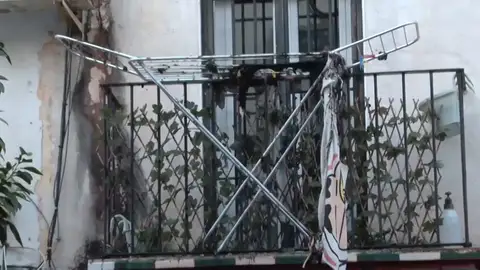 Un incendio en un edificio de Los Pajaritos, Sevilla, hace que dos personas se precipiten desde un tercer piso y varias queden atrapadas Un incendio en un edificio de Los Pajaritos, Sevilla, hace que dos personas se precipiten desde un tercer piso y varias queden atrapadas