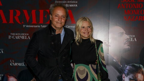 Narcís Rebollo y Eugenia Martínez de Irujo posando para la prensa
