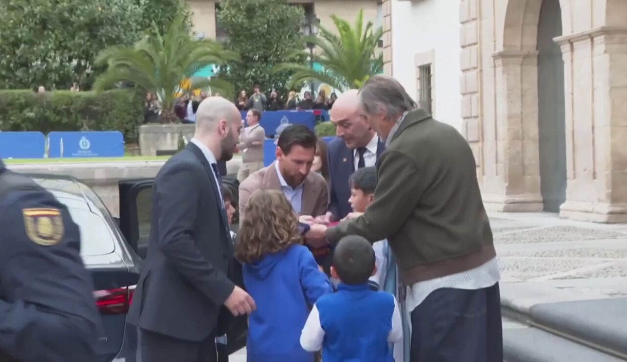 Locura con Leo Messi en Oviedo: varios ni&ntilde;os sortean los controles de seguridad para conseguir una firma de su &iacute;dolo
