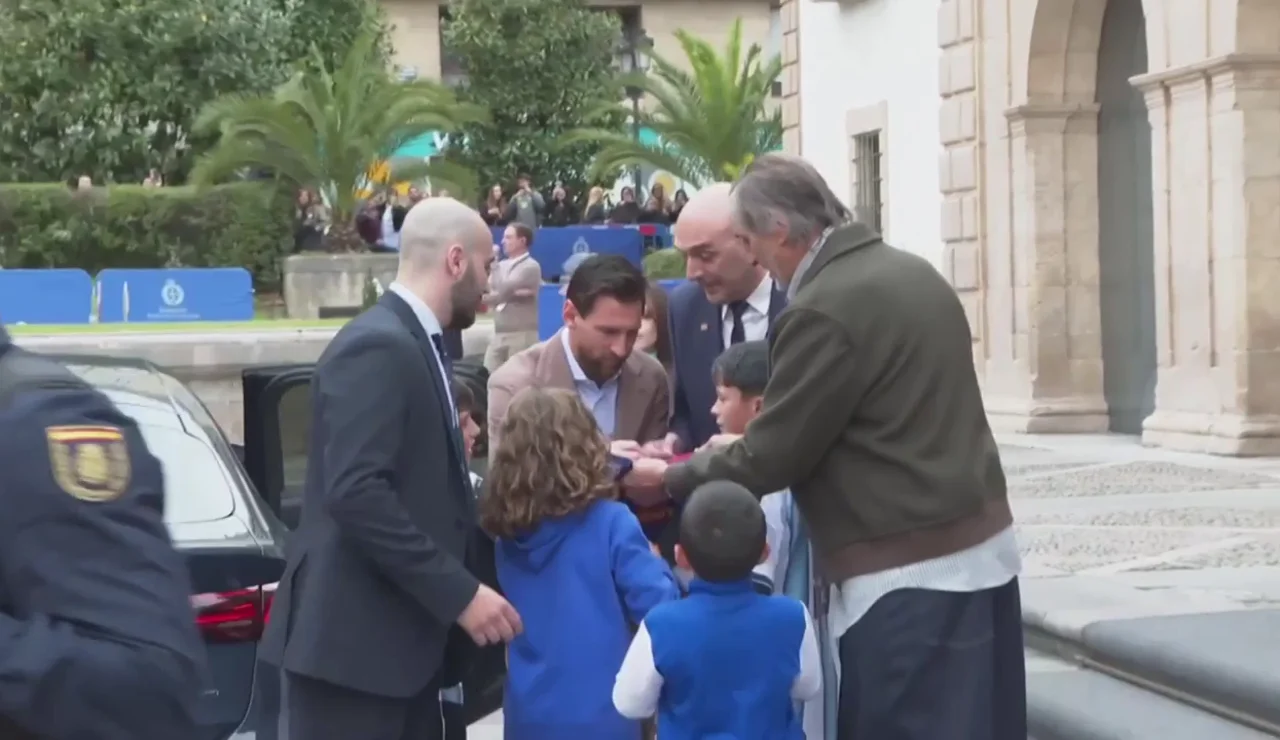 Locura con Leo Messi en Oviedo: varios niños sortean los controles de seguridad para conseguir una firma de su ídolo