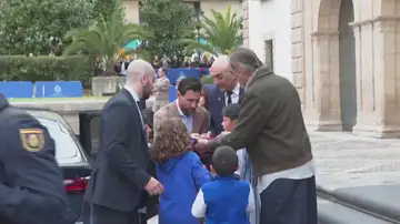 Locura con Leo Messi en Oviedo: varios niños sortean los controles de seguridad para conseguir una firma de su ídolo Locura con Leo Messi en Oviedo: varios niños sortean los controles de seguridad para conseguir una firma de su ídolo