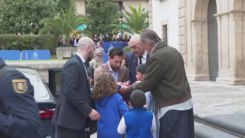 Locura con Leo Messi en Oviedo: varios ni&ntilde;os sortean los controles de seguridad para conseguir una firma de su &iacute;dolo