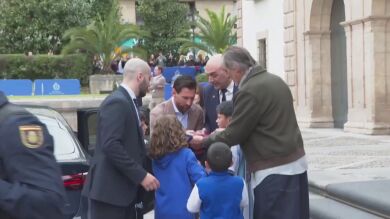 Locura con Messi en Oviedo, varios niños sortean los controles de seguridad para conseguir una firma de su ídolo: 