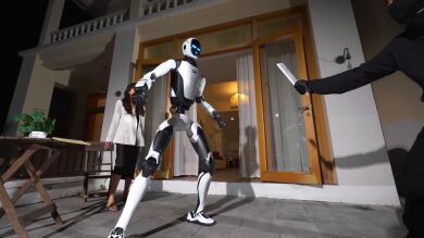 VÍDEO: Así es el robot superhéroe que se enfrenta al peligro para proteger a su dueño