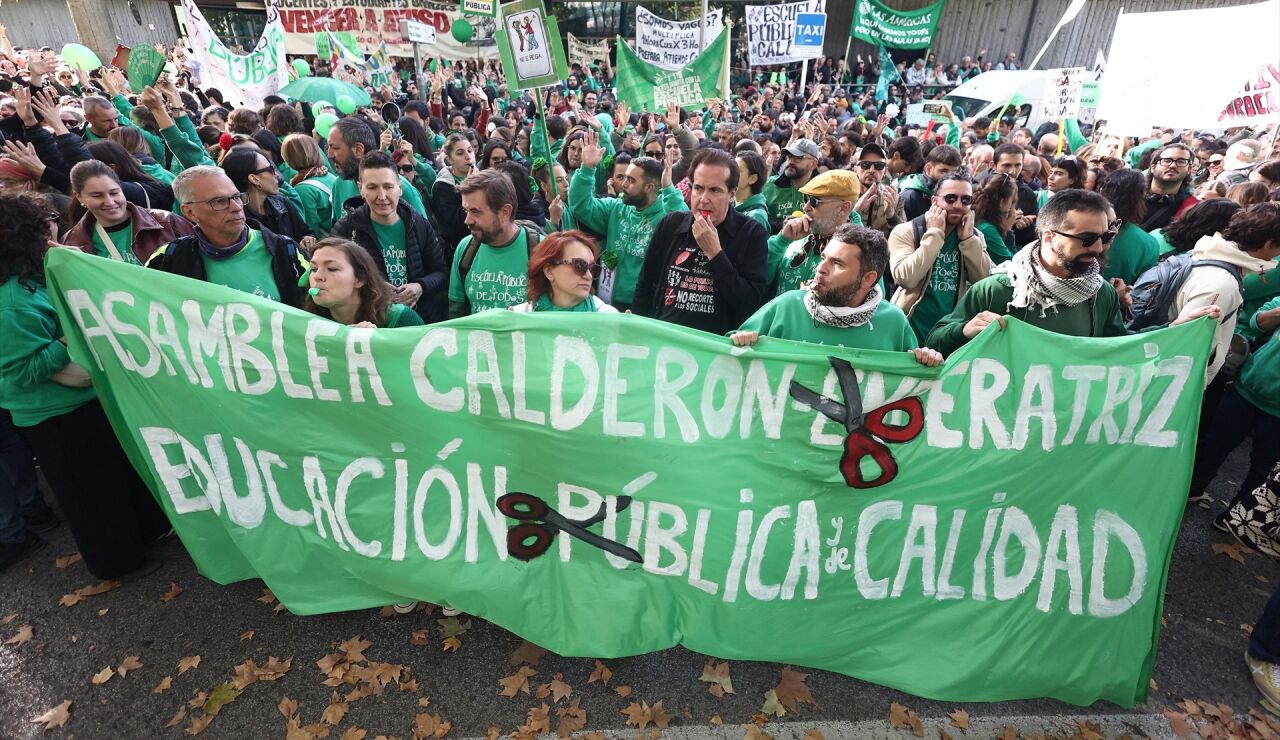 Protestas frente a la Asamblea de Madrid por la educaci&oacute;n p&uacute;blica