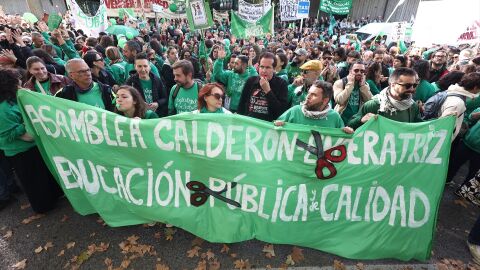 Protestas frente a la Asamblea de Madrid por la educaci&oacute;n p&uacute;blica