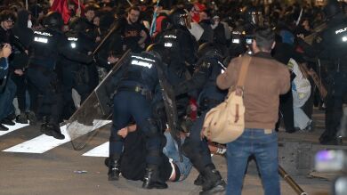 Sindicatos policiales denuncian la permisividad del Gobierno tras las protestas violentas en Coruña y Avilés contra Abascal