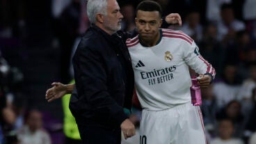 Mourinho, junto a Mbapp&eacute; en el partido contra el Leipzig
