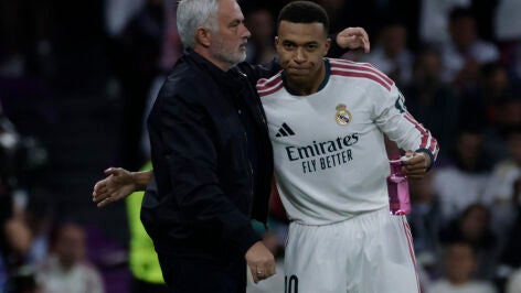 Mourinho, junto a Mbapp&eacute; en el partido contra el Leipzig