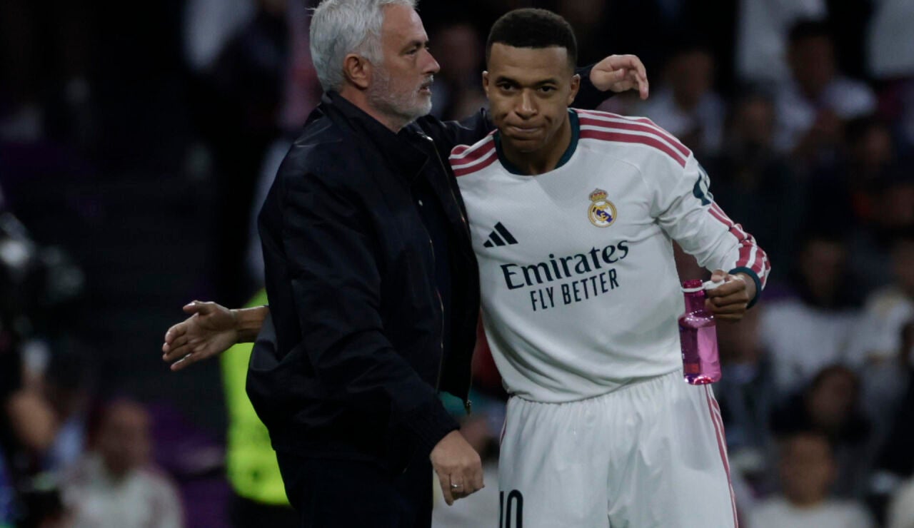 Mourinho, junto a Mbapp&eacute; en el partido contra el Leipzig