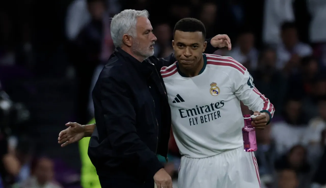 Mourinho, junto a Mbappé en el partido contra el Leipzig