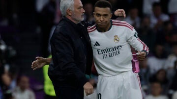 Mourinho, junto a Mbapp&eacute; en el partido contra el Leipzig