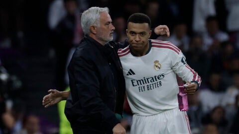 Mourinho, junto a Mbapp&eacute; en el partido contra el Leipzig