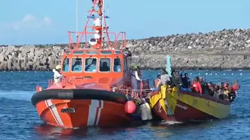 La Guardia Civil investiga la muerte de un menor arrojado al mar desde una patera llegada a El Hierro La Guardia Civil investiga la muerte de un menor arrojado al mar desde una patera llegada a El Hierro