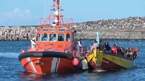 La Guardia Civil investiga la muerte de un menor arrojado al mar desde una patera llegada a El Hierro La Guardia Civil investiga la muerte de un menor arrojado al mar desde una patera llegada a El Hierro