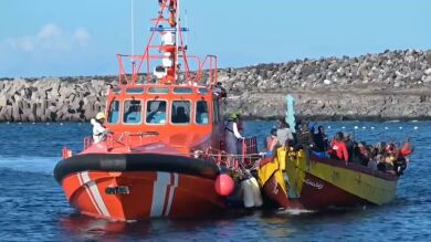 La Guardia Civil investiga la muerte de un menor arrojado al mar desde una patera llegada a El Hierro